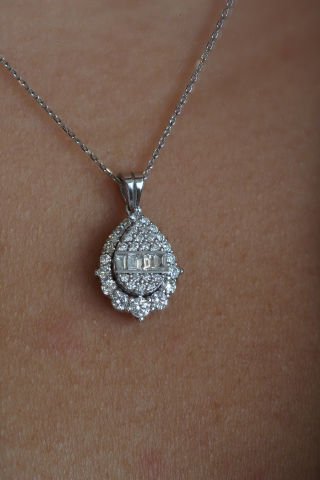 0.63 Karat Baget Pırlanta Kolye