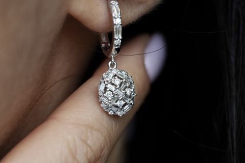 0.77 Karat Baget Pırlanta Küpe