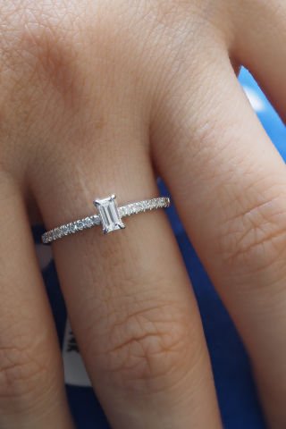 0.28 KARAT BAGET TEK TAŞ PIRLANTA YÜZÜK