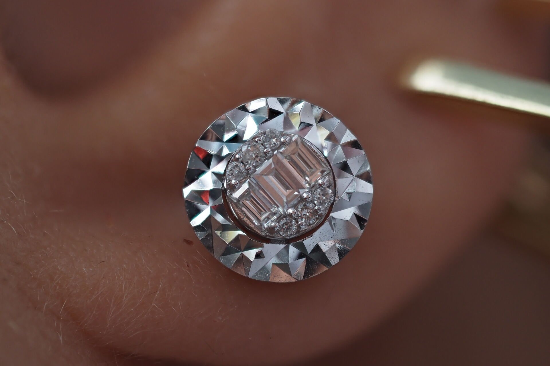 0.23 KARAT BAGET PIRLANTA KÜPE