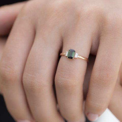 0.90 KARAT BAGET GARNET PIRLANTA YÜZÜK