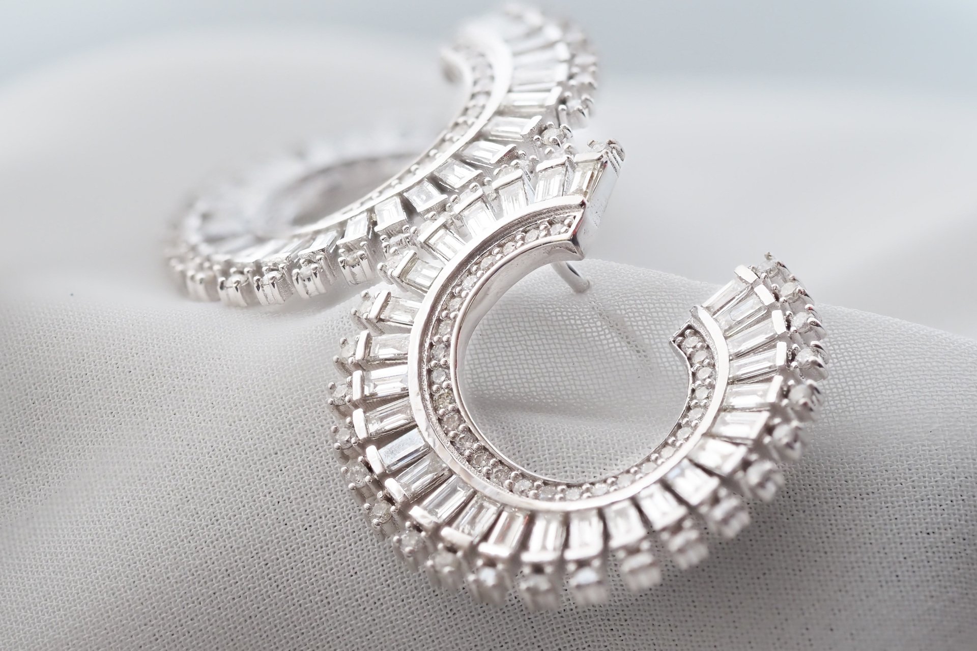 2.16 KARAT BAGET PIRLANTA KÜPE